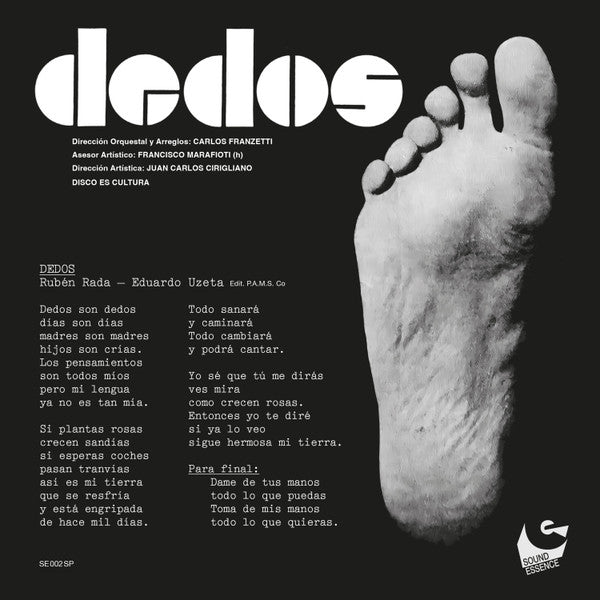 Portada delantera del vinilo "Dedos - Dedos" lanzado por el sello Sound Essence en formato 7". Diseño en blanco y negro con una huella de pie y tipografía moderna.