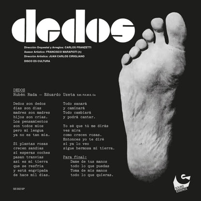 Portada delantera del vinilo "Dedos - Dedos" lanzado por el sello Sound Essence en formato 7". Diseño en blanco y negro con una huella de pie y tipografía moderna.