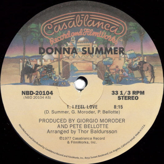 Etiqueta central del vinilo Donna Summer – I Feel Love / Love To Love You, lado A, edición Casablanca 12", 33 ⅓ RPM estéreo reedición, con créditos de Giorgio Moroder y Pete Bellotte visibles en la parte inferior.