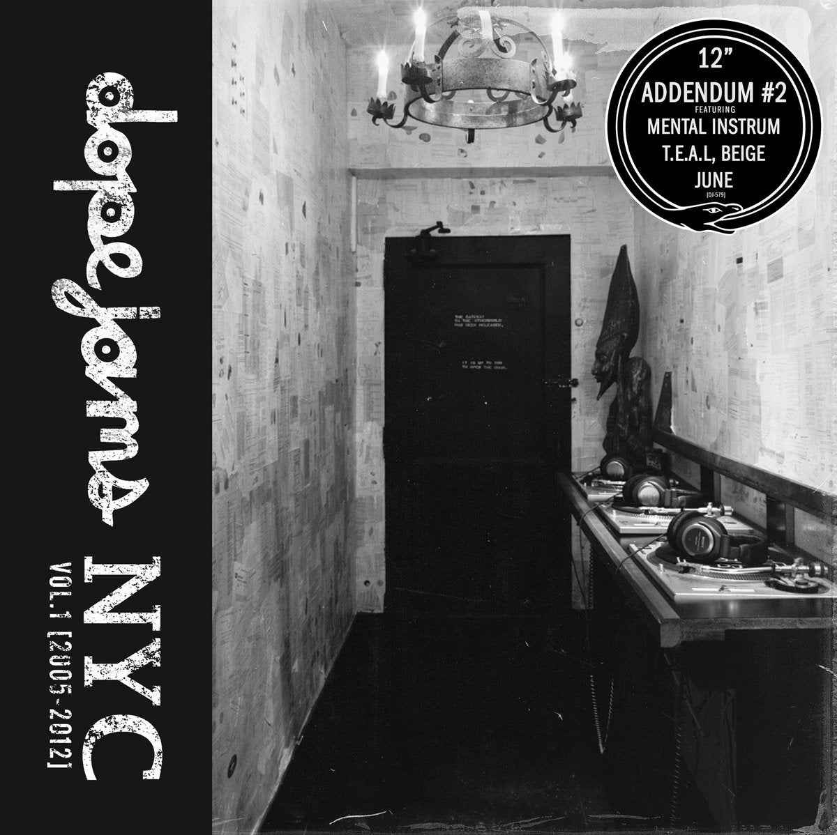 Portada en blanco y negro del vinilo Varios Artistas – Dope Jams NYC Volume 1 : 2005-2012 - Addendum #2, con cabina, tocadiscos y decoración underground.