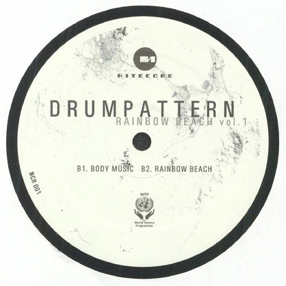 Etiqueta central lado B del vinilo Drumpattern – Rainbow Beach Vol. 1 de Nitecore Records, 12" EP, con pistas “Body Music” y “Rainbow Beach” y diseño minimalista en tonos claros.
