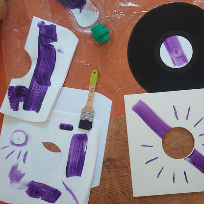 Vista de la edición artesanal del vinilo Ernesto – 1999 Love Story EP, con funda y etiqueta intervenidas con pintura violeta.