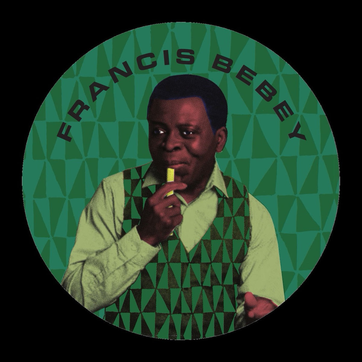Etiqueta central verde del vinilo Francis Bebey – The Africa Seven Edits en 12", con retrato del artista y fondo geométrico en tonos verdes.