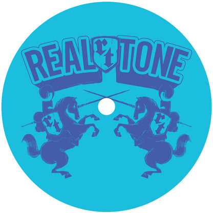 Etiqueta central del vinilo Franck Roger – Real Tone Classics 004 (12") de Real Tone Records, con arte minimalista azul celeste y logotipo “Real Tone” sobre dos caballos enfrentados. Imagen limpia y distintiva para coleccionistas de vinilo y amantes del diseño gráfico en sellos house.