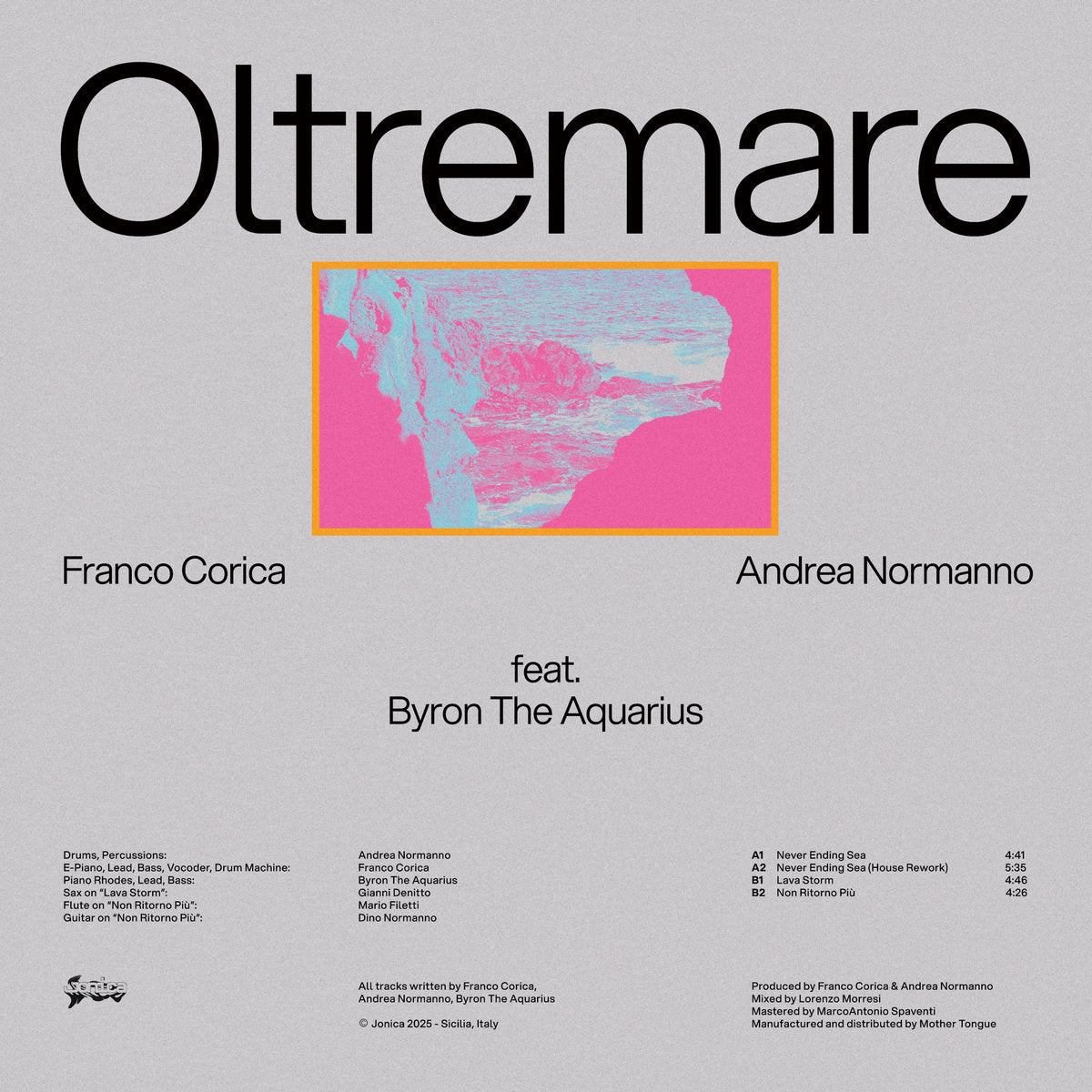 Contraportada del vinilo Franco Corica, Andrea Normanno Feat. Byron The Aquarius – Oltremare de Jonica, con créditos de producción, lista de temas y arte gráfico costero en magenta y azul sobre fondo gris limpio.