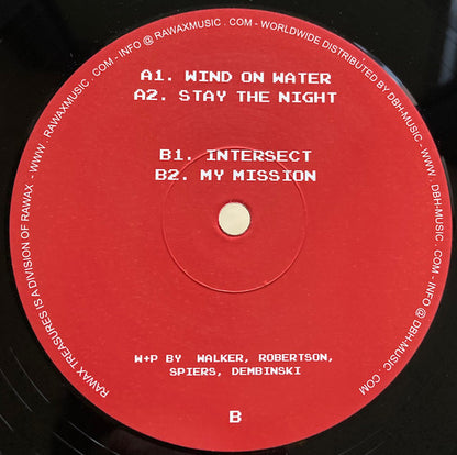 Lado B del vinilo Fresh & Low – Wind On Water (Rawax, 12"). Lista de pistas impresa en etiqueta roja con créditos de producción y distribución.