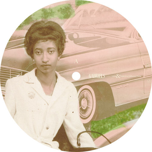 Etiqueta central lado A del vinilo Gabriels – Love & Hate In A Different Time, mostrando la imagen sepia de una mujer frente a un coche, con créditos y logo de Parlophone.