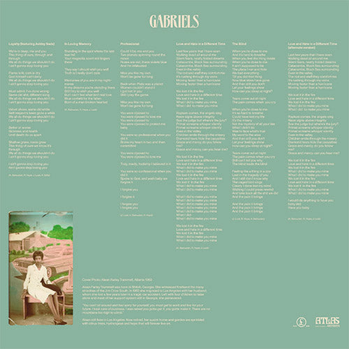 Inserto interior del vinilo Gabriels – Love & Hate In A Different Time con letras de las canciones, créditos de producción y arte elegante sobre fondo verde.