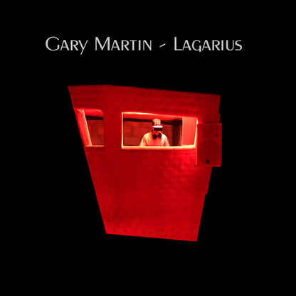 Portada del vinilo Gary Martin – Lagarius: fondo negro y fotografía de una cabina de DJ iluminada en rojo.