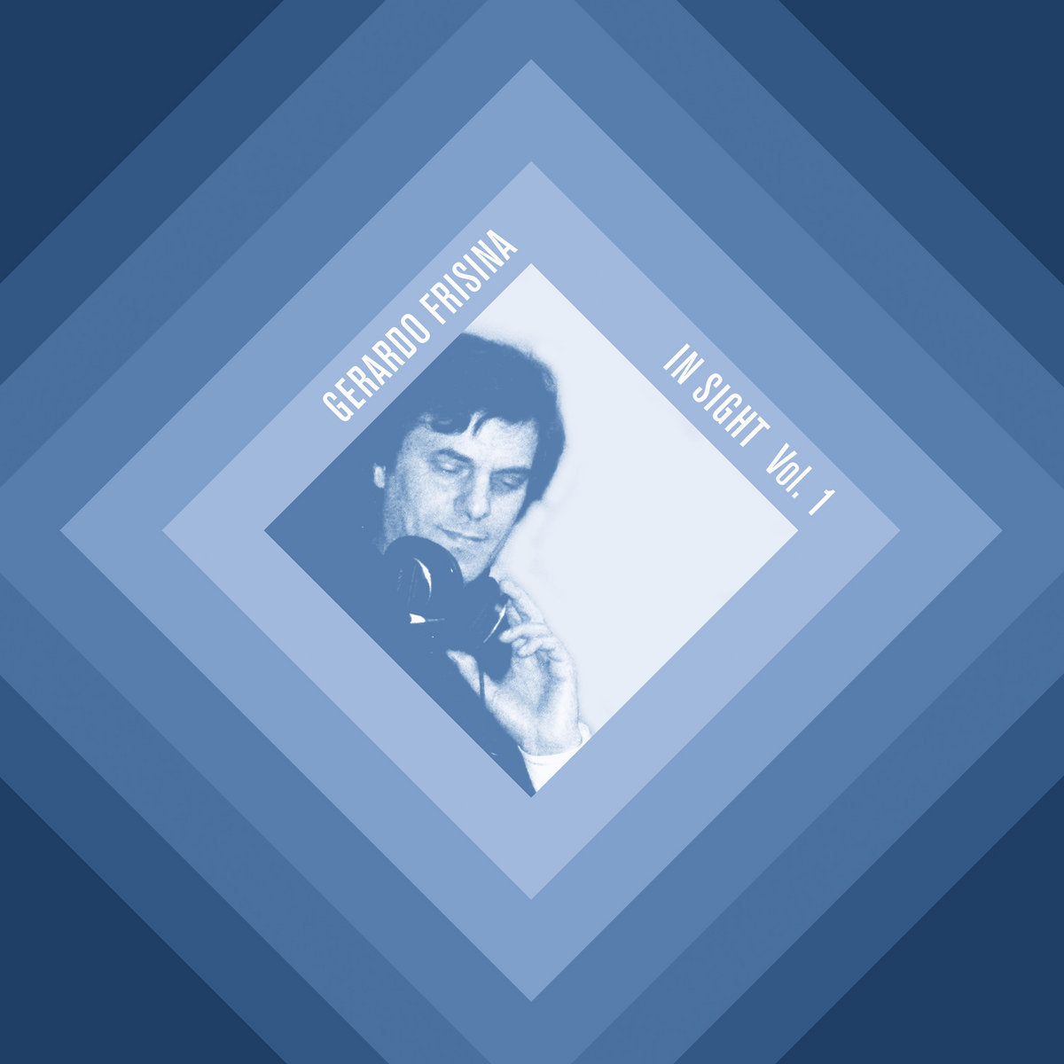 Portada del vinilo Gerardo Frisina – In Sight Vol. 1 con diseño geométrico azul en capas y foto del artista con auriculares.