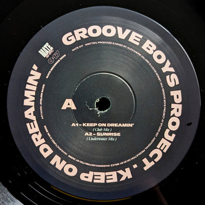 Etiqueta central del lado A del vinilo Groove Boys Project – Keep On Dreamin', con los temas “Keep On Dreamin’” y “Sunrise”.
