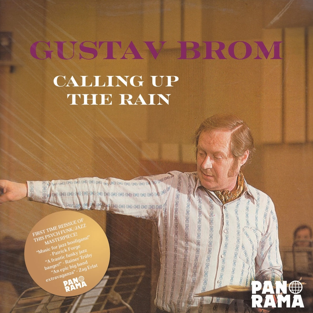 Portada del vinilo Gustav Brom – Calling Up The Rain editado por Panorama, reedición 7" 45 RPM remasterizado con foto del director dirigiendo en estudio.