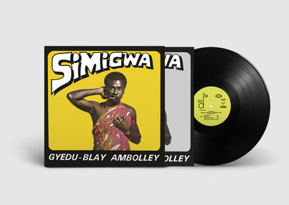 Insert del vinilo de Gyedu-Blay Ambolley – Simigwa editado por Strut. Se muestra el disco con portada desplegada y el label amarillo.