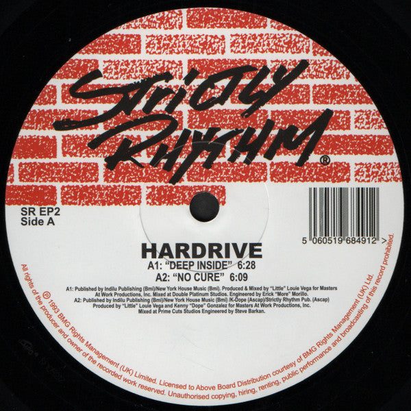 Etiqueta del lado A del vinilo Hardrive – Deep Inside. Incluye los temas “Deep Inside” y “No Cure”.