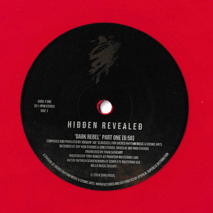 Etiqueta central del lado A del vinilo Hidden Revealed – Dark Rebel de SORA, edición limitada 7" rojo; muestra la pista “Dark Rebel Part One” con duración de 6:58 y créditos detallados de producción y mezcla.