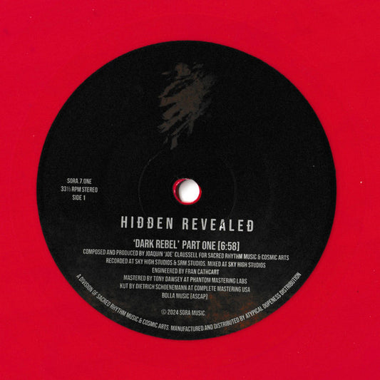 Etiqueta central del lado A del vinilo Hidden Revealed – Dark Rebel de SORA, edición limitada 7" rojo; muestra la pista “Dark Rebel Part One” con duración de 6:58 y créditos detallados de producción y mezcla.