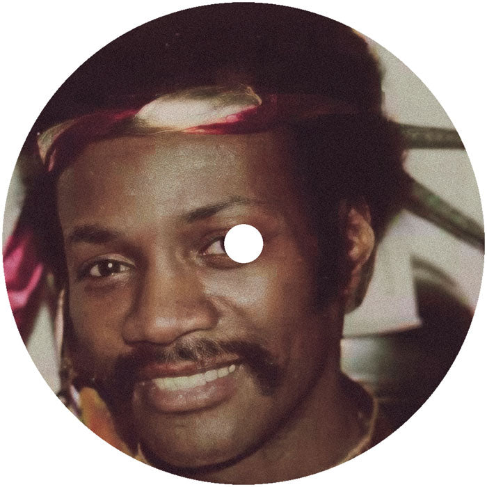 Vinilo Hot Cargo – What’s In It For Me, lado A, etiqueta con foto de artista sonriente en primer plano y diseño circular clásico.