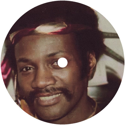 Vinilo Hot Cargo – What’s In It For Me, lado A, etiqueta con foto de artista sonriente en primer plano y diseño circular clásico.