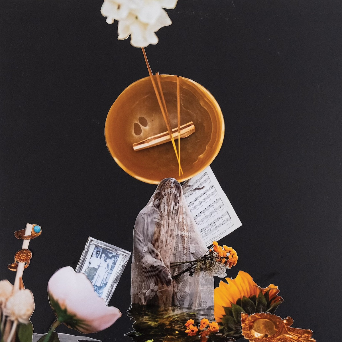 Collage onírico en la portada del vinilo Ideeyah – Sweet Chariot, con tonos dorados, flores y una figura velada sobre fondo negro, arte de Sound Signature en 12".