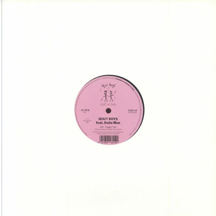 Contraportada del vinilo Idjut Boys Feat. Dolla Man – Yagga Yao, publicado por el sello BTD001 en 12". Etiqueta en rosa con lista de canciones e información de créditos en la cara AA.