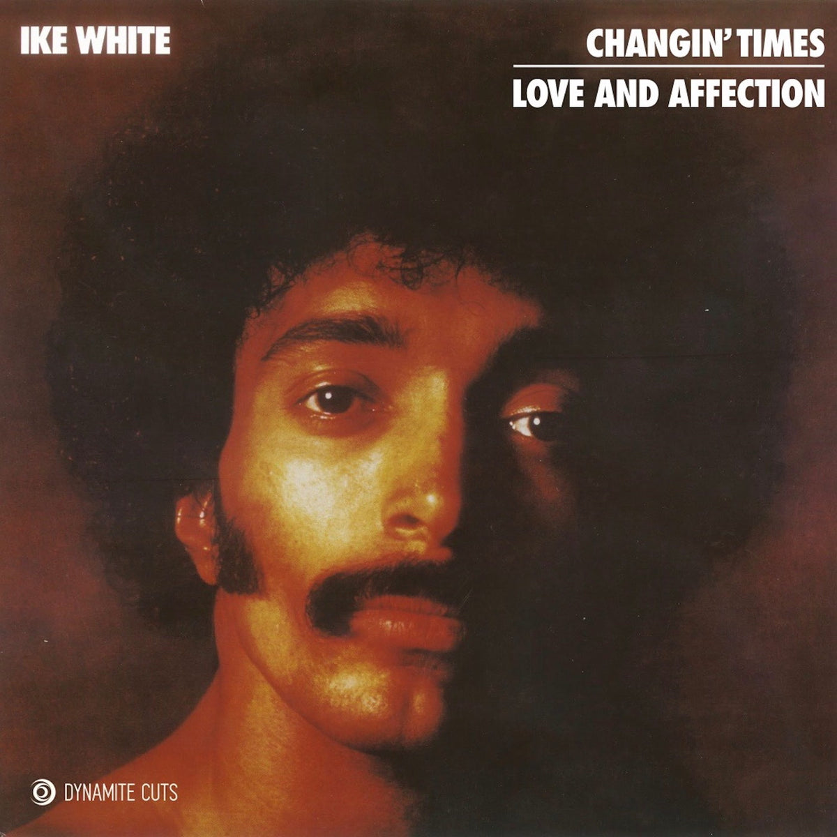 Portada delantera del vinilo Ike White – Changin' Times / Love And Affection, lanzado por Dynamite Cuts en formato 7". Fotografía con iluminación dramática y tipografía clara.