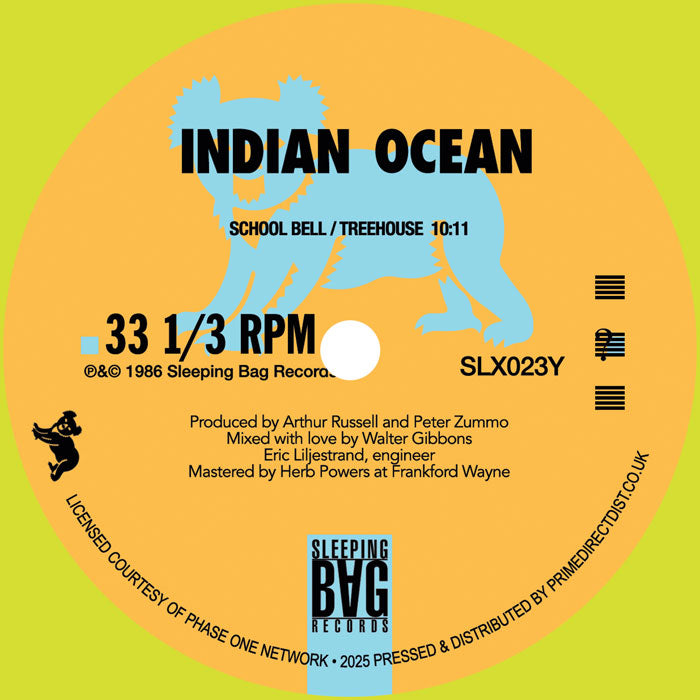 Etiqueta del lado A del vinilo Indian Ocean – School Bell / Treehouse, edición amarilla de Sleeping Bag Records. Texto impreso: incluye título principal, duración (10:11), créditos de producción y mezcla, e información de masterización.