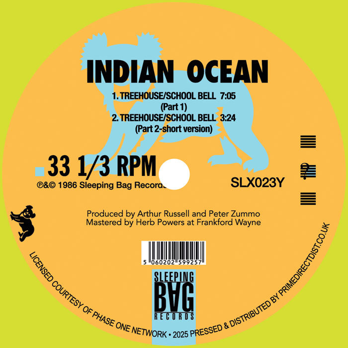 Contraportada del vinilo Indian Ocean – School Bell / Treehouse, con lista de dos pistas en el lado B. Texto impreso: incluye nombres de tracks, duraciones (7:05 y 3:24), productores y código de barras.