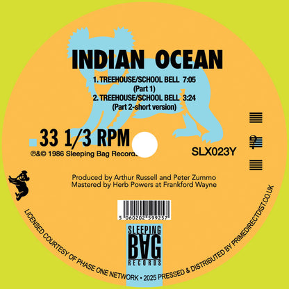 Contraportada del vinilo Indian Ocean – School Bell / Treehouse, con lista de dos pistas en el lado B. Texto impreso: incluye nombres de tracks, duraciones (7:05 y 3:24), productores y código de barras.
