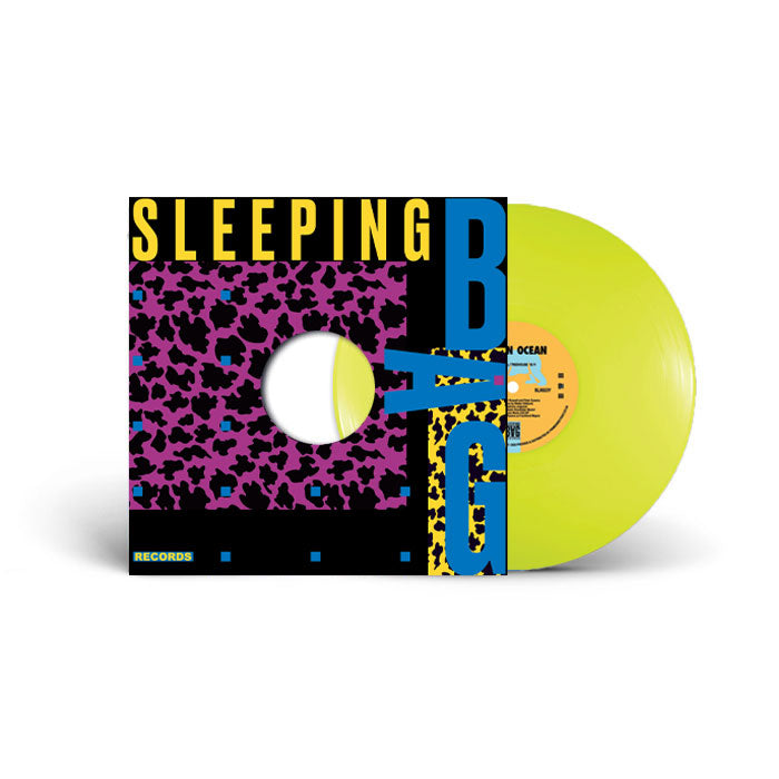 Portada delantera del vinilo Indian Ocean – School Bell / Treehouse de Sleeping Bag Records, en reedición amarilla de 12". Texto impreso: logotipo del sello y diseño gráfico colorido con patrón tipo leopardo.
