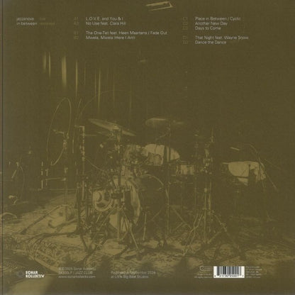 Contraportada del vinilo Jazzanova – In Between - Live Revisited con foto de batería en estudio y lista de canciones.