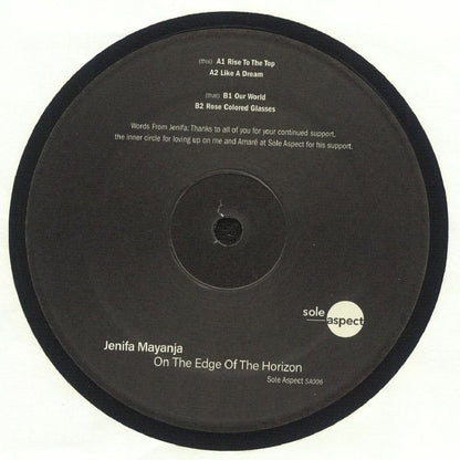 Portada delantera del vinilo On The Edge Of The Horizon de Jenifa Mayanja, lanzado por el sello Sole Aspect en formato 12". Lista de canciones impresa en la etiqueta.
