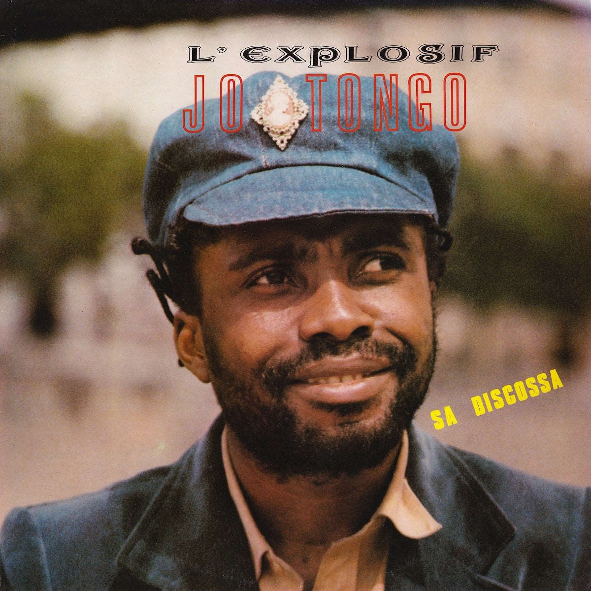 Primer plano de Jo Tongo sonriendo en la portada del vinilo L'Explosif Jo Tongo – Sa Discossa, edición LP reedición del sello The Outer Edge.