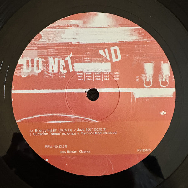Etiqueta central del vinilo Joey Beltram – Classics lado A con lista de pistas, duraciones y detalle gráfico en rojo.
