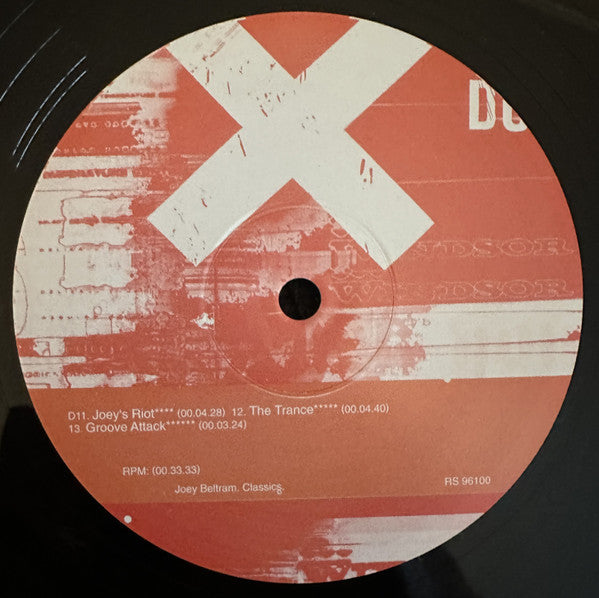 Etiqueta central del vinilo Joey Beltram – Classics lado D con listado de temas, duraciones y diseño gráfico en rojo.