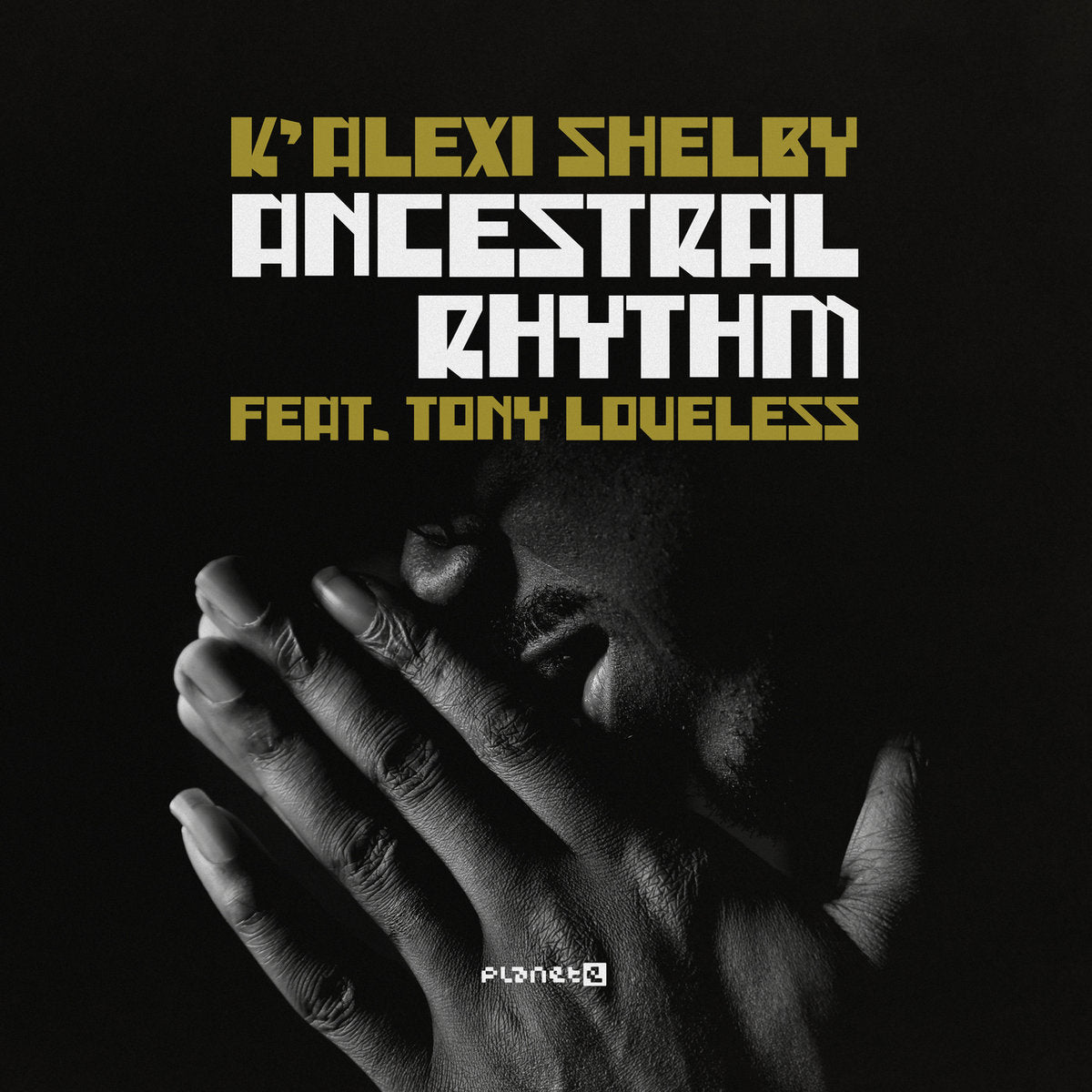 Portada del vinilo 12" K'Alexi Shelby Feat. Tony Loveless – Ancestral Rhythm en Planet E, foto en blanco y negro con manos cubriendo el rostro y tipografía dorada potente.