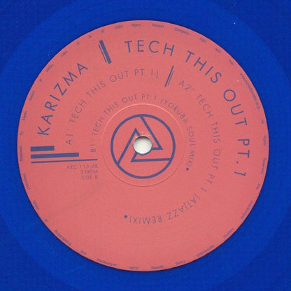 Etiqueta central del lado A del vinilo Karizma – Tech This Out Pt. 1 en edición azul de 12" por Atjazz Record Company. Diseño minimalista con una gran “A.” azul sobre fondo rojo.