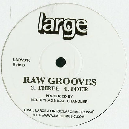 Contraportada del vinilo Kerri Chandler - Raw Grooves publicado por Large Records en formato 12". Diseño similar a la portada con el logo de Large. Texto impreso: "RAW GROOVES", lista de pistas del lado B (“Three”, “Four”) y créditos de producción.
