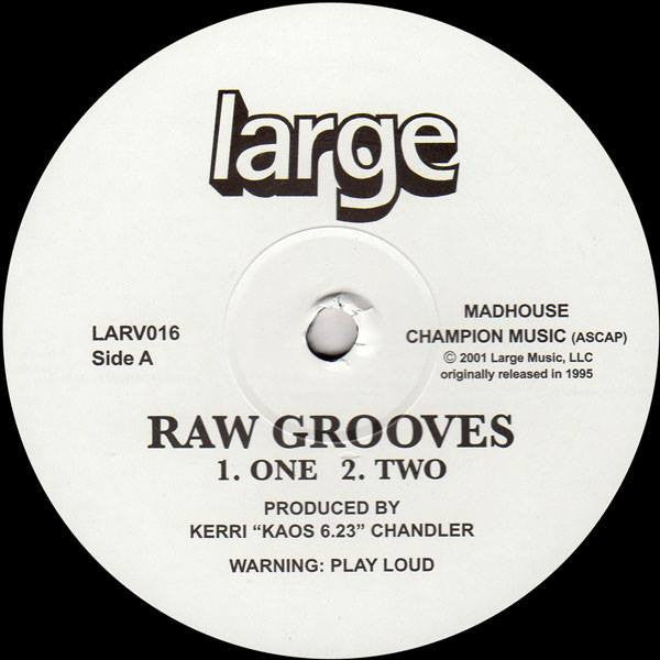 Portada del vinilo Kerri Chandler - Raw Grooves publicado por Large Records en formato 12". Diseño minimalista con el logo de Large. Texto impreso: "RAW GROOVES", lista de pistas del lado A (“One”, “Two”) y créditos de producción.