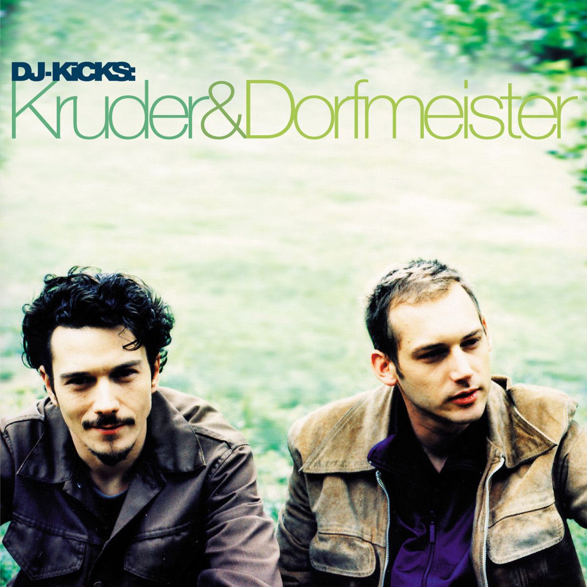 Portada del vinilo Kruder & Dorfmeister – DJ-Kicks de !K7 Records, con los dos productores en primer plano sobre un fondo verde difuminado, en formato 2 x vinilo 12" de compilación reedición.