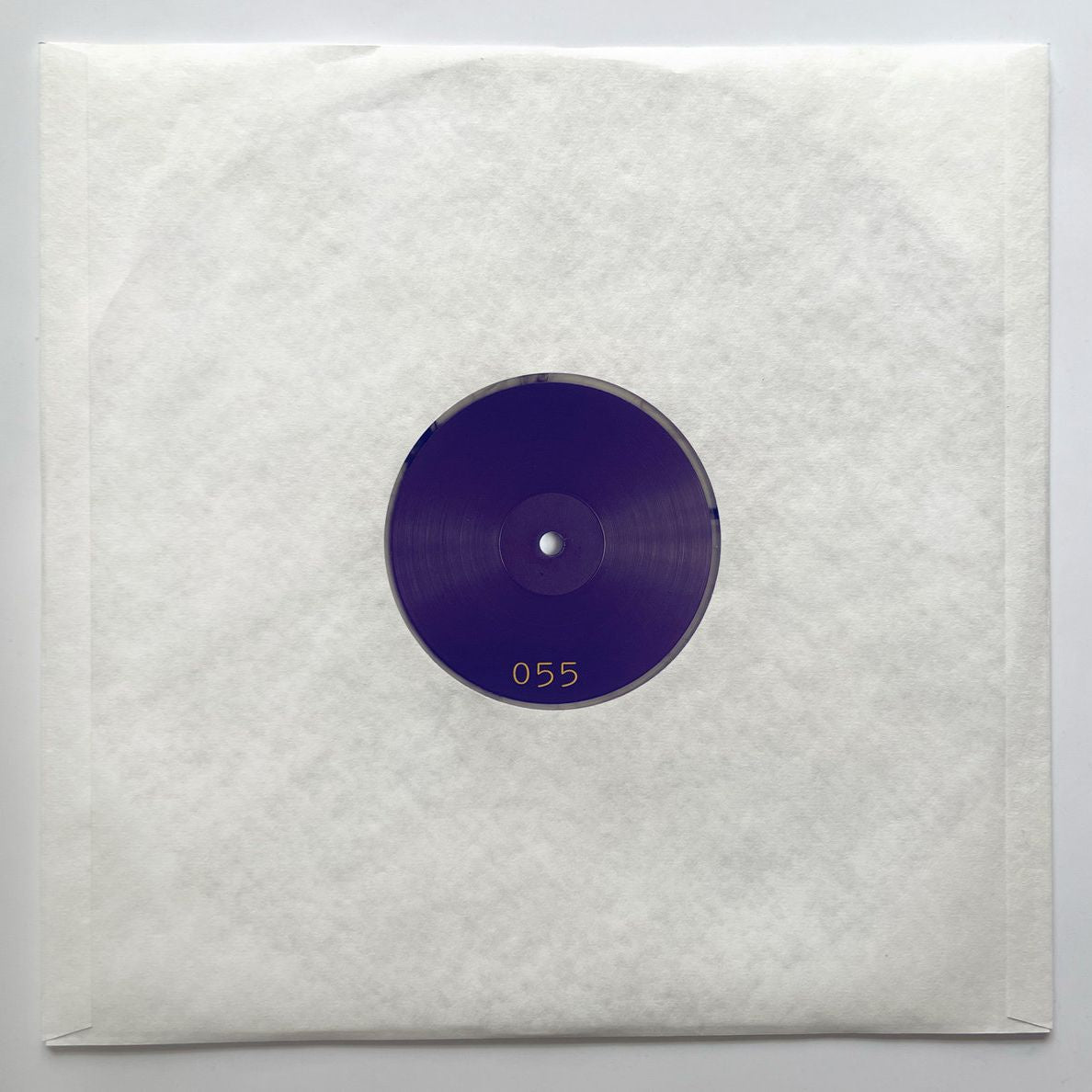 Etiqueta trasera del vinilo Lesterr – 2 Jahre Dazwischen EP en funda blanca, muestra el número de copia 055 y diseño limpio.