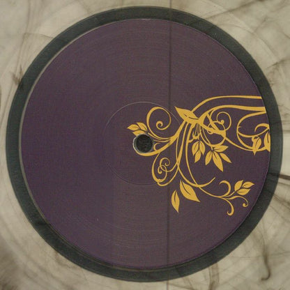 Detalle del lado A del vinilo Lesterr – 2 Jahre Dazwischen EP con ilustración floral en púrpura y dorado.