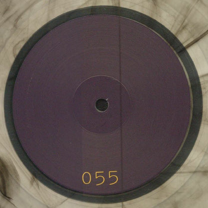 Lado B del vinilo Lesterr – 2 Jahre Dazwischen EP con etiqueta púrpura numerada como 055, diseño sobrio y elegante.