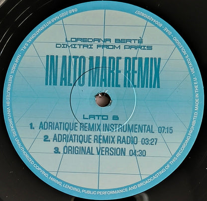 Centro azul del vinilo Loredana Bertè – In Alto Mare (Remix), lado B con versiones instrumental, radio y original del tema.