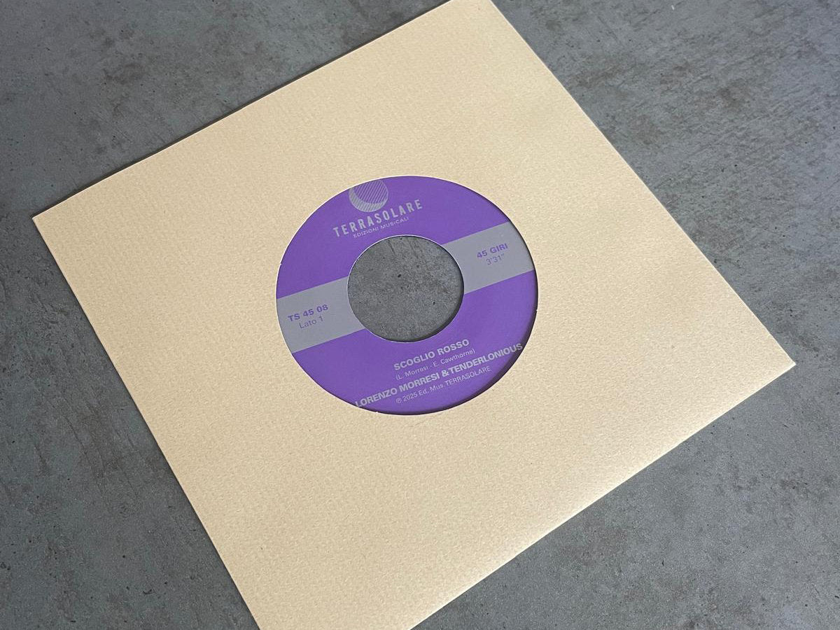 Portada del vinilo Lorenzo Morresi & Tenderlonious – Scoglio Rosso / Chiaia di Luna, funda lisa color crema con el disco asomando y etiqueta morada de Terrasolare centrada.