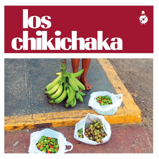 Portada del vinilo Los Chikichaka – El Chikichaka con plátanos verdes y bolsas de frutas sobre la acera.