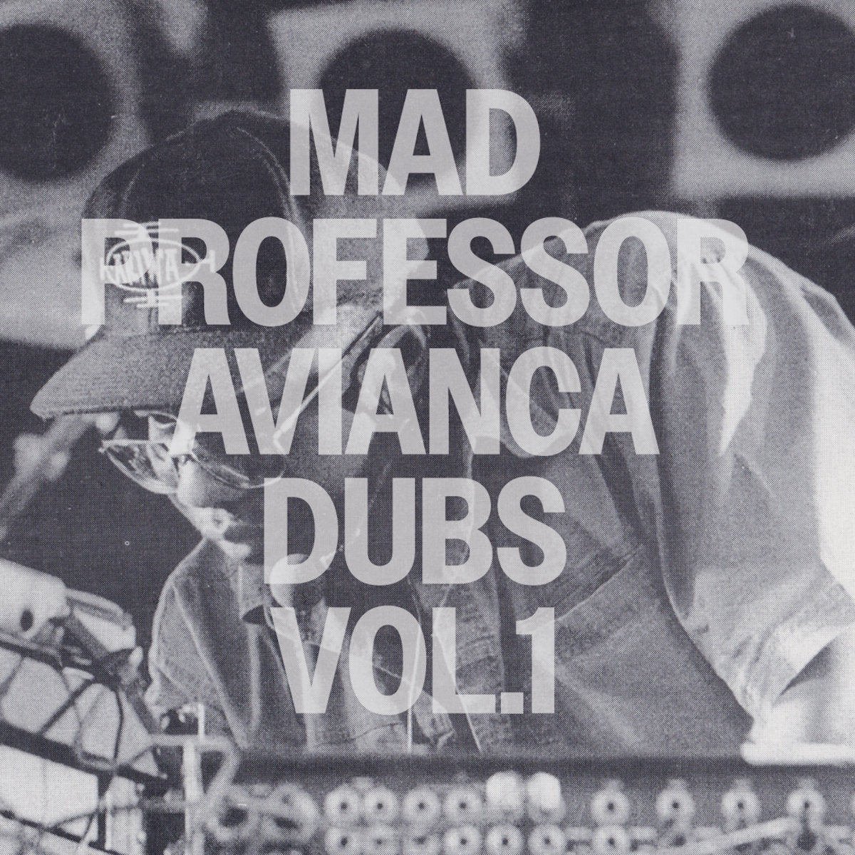 Portada en blanco y negro del vinilo Mad Professor – Avianca Dubs Vol. 1, con el productor frente a una mesa de mezclas.