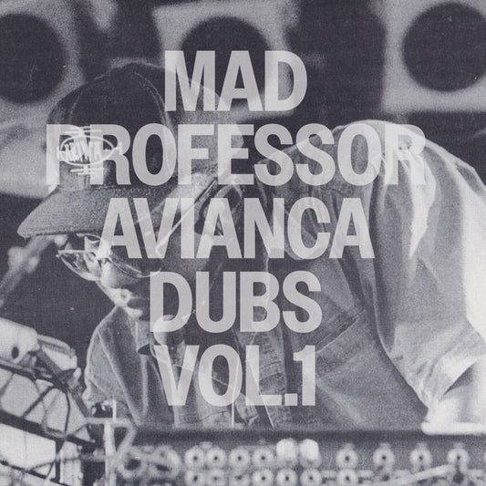 Portada en blanco y negro del vinilo Mad Professor – Avianca Dubs Vol. 1, con el productor frente a una mesa de mezclas.