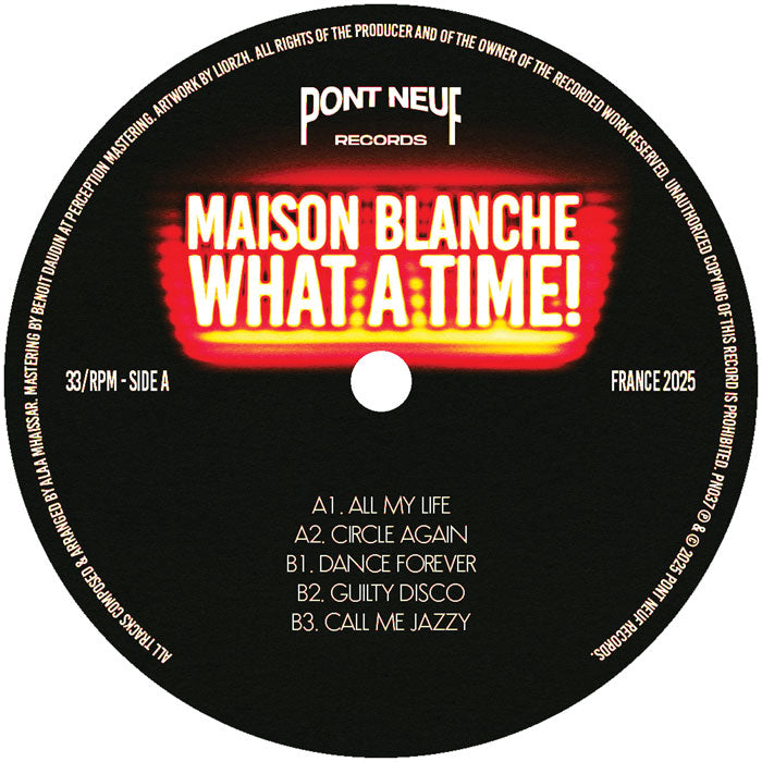 Etiqueta central del lado A del vinilo Maison Blanche – What A Time! (Pont Neuf Records, 12"), mostrando créditos, catálogo y pistas como “All My Life” y “Circle Again” en tipografía clara sobre fondo negro.