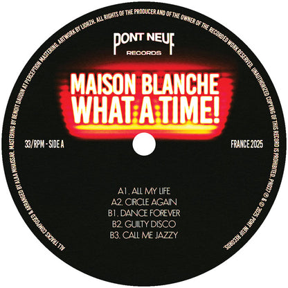 Etiqueta central del lado A del vinilo Maison Blanche – What A Time! (Pont Neuf Records, 12"), mostrando créditos, catálogo y pistas como “All My Life” y “Circle Again” en tipografía clara sobre fondo negro.