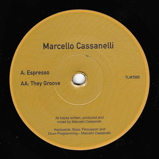 Etiqueta central lado AA del vinilo Marcello Cassanelli – Espresso / They Groove en sello Ten Lovers Music, formato 7", 45 RPM; muestra título “Espresso”, créditos de producción y número de catálogo TLM7005 sobre fondo mostaza.